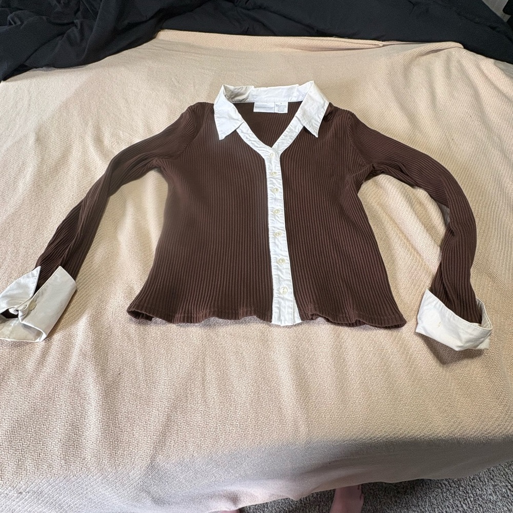 Chic Brown Ribbed Top with White Accents